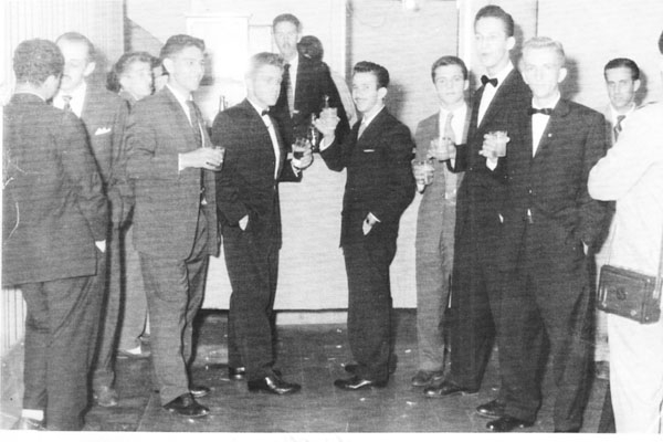 Chega mais uma colaboração do amigo Nenê Bittar. É uma foto feita no barzinho da AEC-Centro em dezembro de 1956. Da esquerda para a direita: Moreira (cantor de orquestra aparece de costas), Fauze Mussalem, Elias Hadid, Renan Cordeiro, João Osório, Artur E